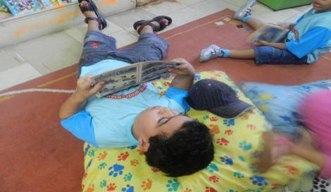 Crianças na Biblioteca infantil Aglaé Fontes