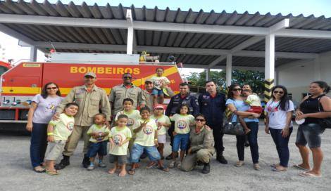 Crianças visitam sede do Corpo de Bombeiros