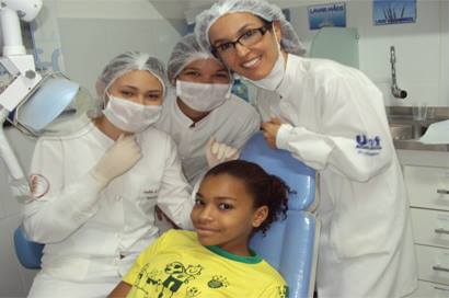 Alunos da Unit prestam atendimento a usuários do Gacc