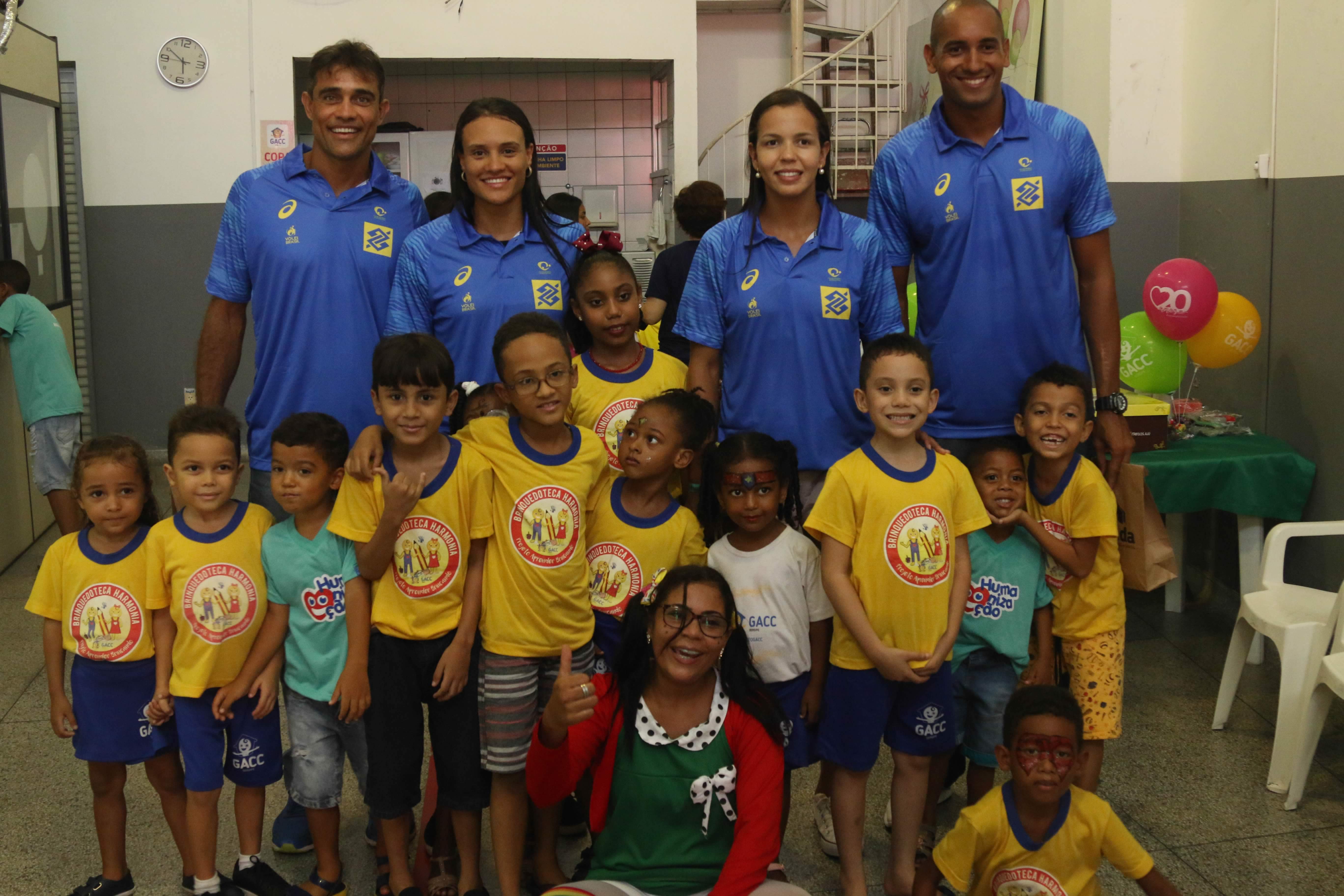 Atletas da Seleção Brasileira de Vôlei de Praia visitam a instituição 
