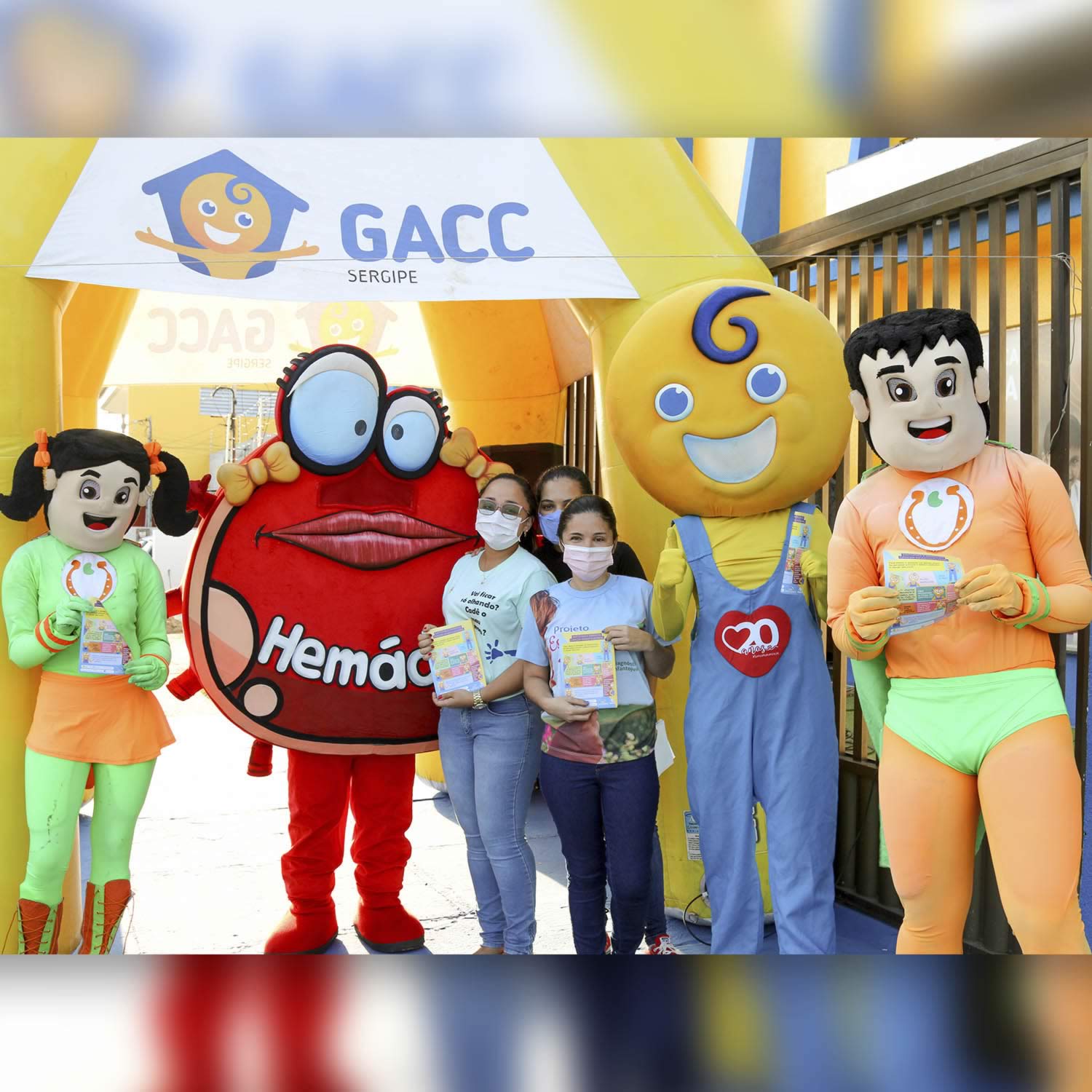 Gacc Sergipe encerra campanha Setembro Dourado com ação de voluntários na distribuição de panfletos contendo informações sobre o câncer infantojuvenil 