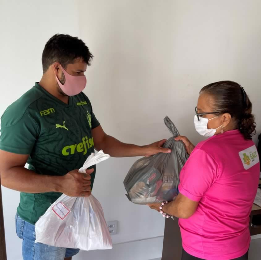 Famílias acolhidas pelo GACC recebem cestas básicas no Centro Oeste do Estado