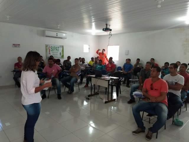 Fred Gomes e Sineide Gomes ministram palestra sobre o GACC em Carmópolis