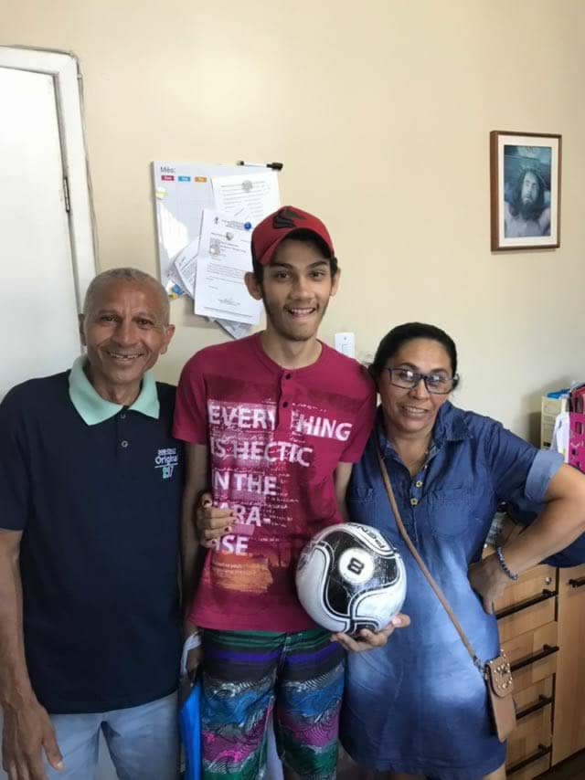 Ex-acolhido comemora cura da leucemia e visita o GACC