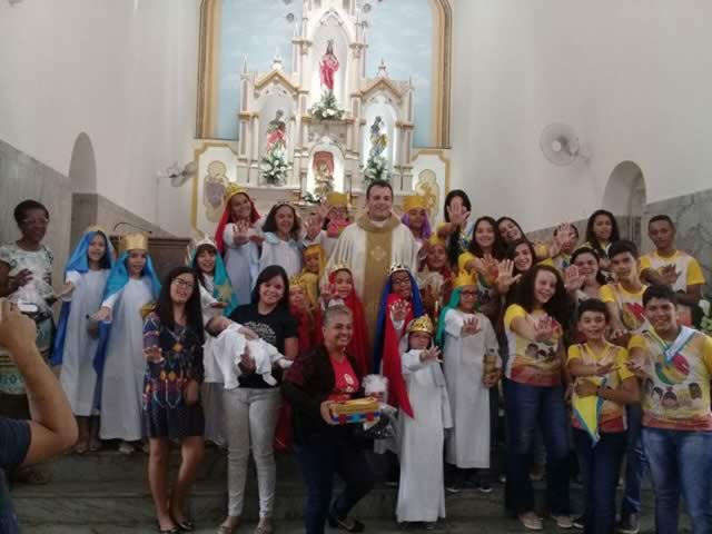 Campanha da Paróquia de Senhora Sant'Ana arrecada dinheiro e cabelo para o GACC