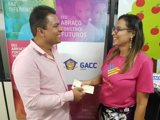 João Rosa doa parte da renda arrecadada na palestra de Carlos Wizard para o GACC