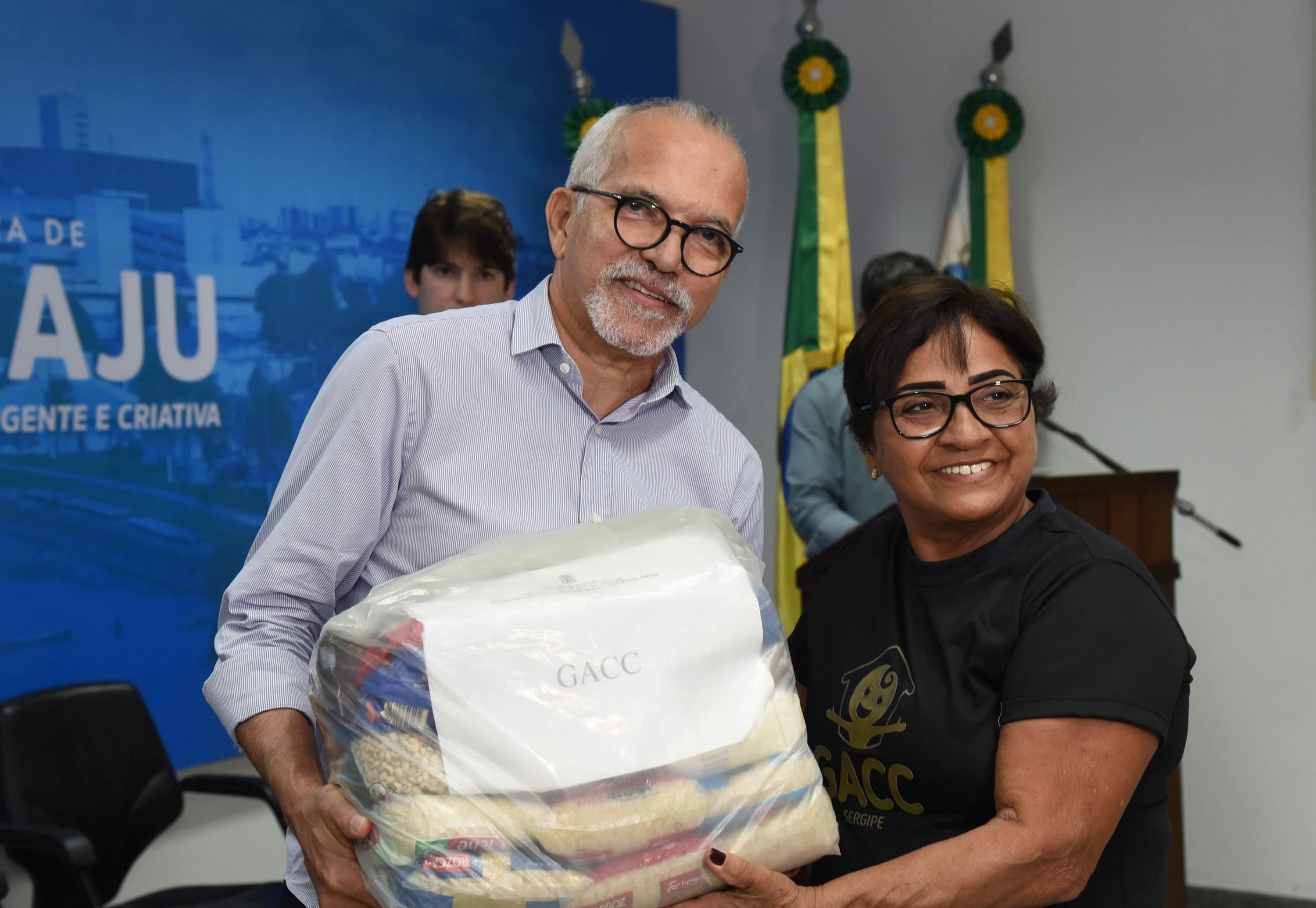 Prefeitura de Aracaju doa alimentos para o GACC