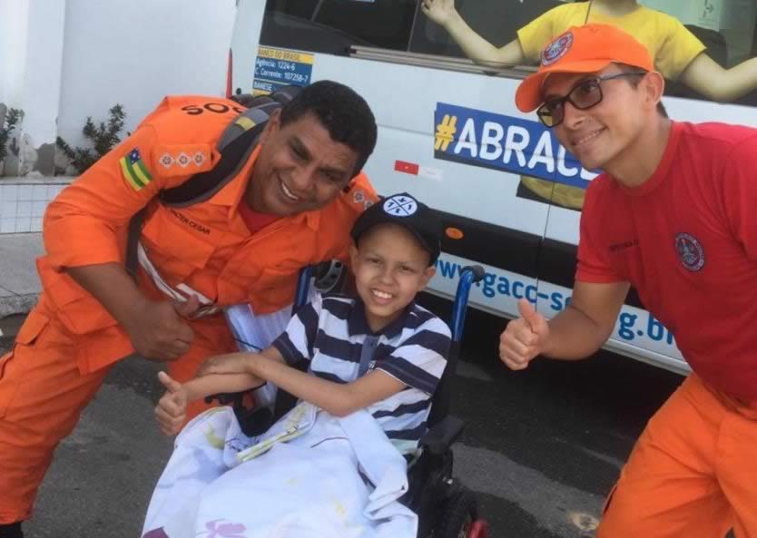 Acolhido pelo GACC realiza sonho de conhecer o Corpo de Bombeiros