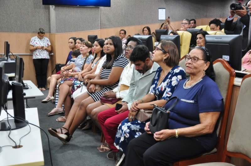 Diretora-presidente do GACC, Elenilda Novais, recebe título de Cidadã Aracajuana