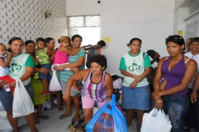 Famílias assistidas recebem cestas Básicas