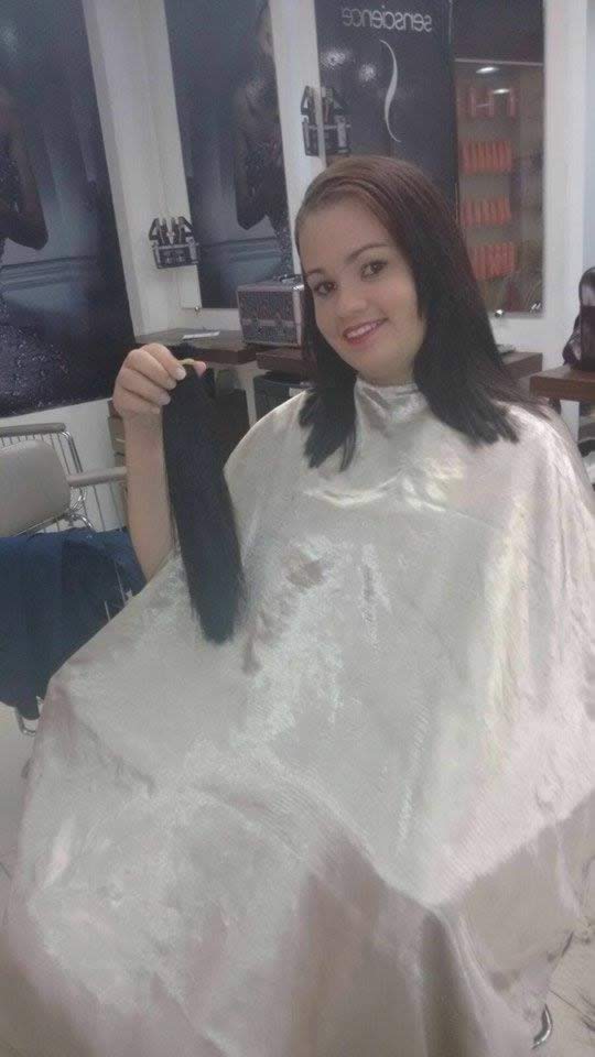 Ex-acolhida doa cabelo para o GACC 