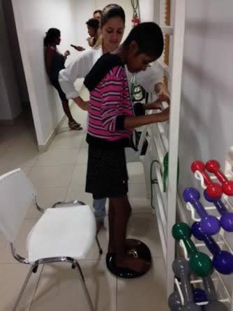 Jovem faz fisioterapia e recupera movimento nas pernas