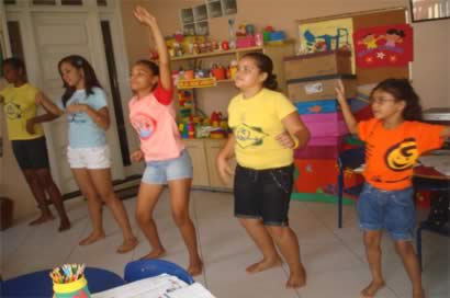 Crianças e Adolescentes em clima de festa 