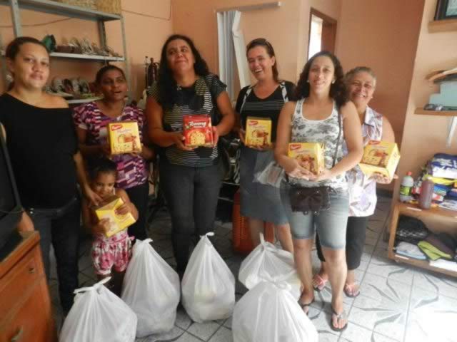 Famílias recebem cestas básicas