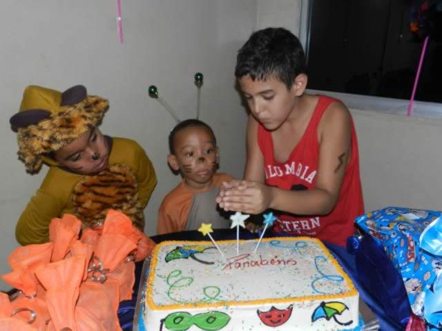 Aniversariantes apagam velinhas no Gacc Sergipe