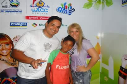 Tarde de Autógrafos com o casal Carla Perez e Xanddy