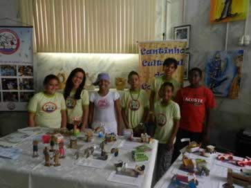 Crianças e adolescentes do Gacc expõem brinquedos recicláveis