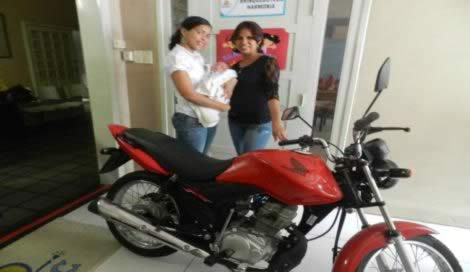 Gacc entrega moto rifada pela instituição a ganhadora