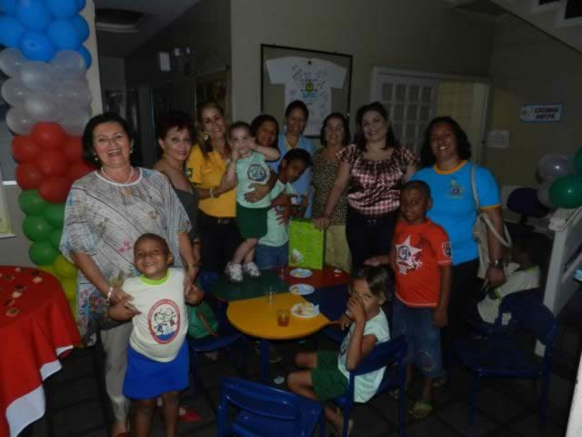 Tarde de muita alegria e guloseimas para crianças usuárias