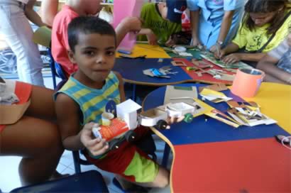 Crianças transformam materiais recicláveis em brinquedos 